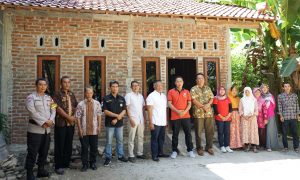 CSR UMBY, Pasang Listrik Gratis untuk Warga Kurang Mampu