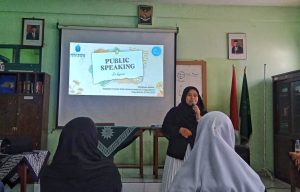Dosen UMBY Berbagi Tips Jago Public Speaking di SMA Munakota  