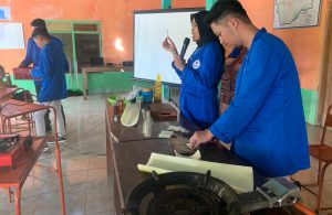 KKN 64 UMBY Olah Pelepah Pisang Jadi Keripik  