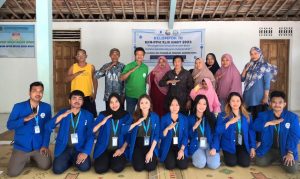KKN 70 UMBY Latih Warga Jasem Buat Pupuk Fermentasi