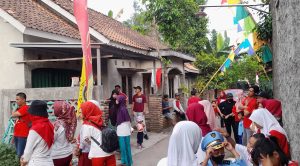 Meriahkan HUT RI ke 78, Warga Karakan 04 Ikuti Jalan Sehat