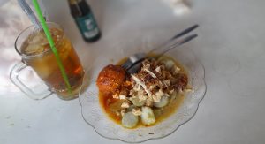 Mencicipi Gurih dan Nikmatnya Lontong Sayur