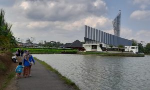 Melihat Keunikan Masjid Berbentuk Perahu di Cilacap