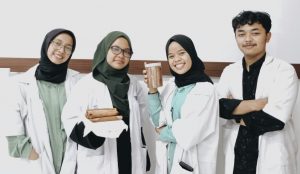 Tim PKM-K Teknologi Pangan UMBY Ciptakan Camilan Sehat Eggroll Lele