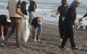 PPK Ormawa HMPS Akuntansi UMBY Bersihkan Sampah di Pantai Parangkusumo