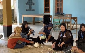 Tingkatkan Peluang Ekonomi, KKN 35 UMBY Latih Buat Sosis Tahu Warga Semanu