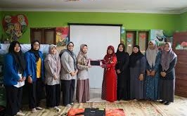 PkM UMBY Beri Edukasi Penggunaan Aplikasi Bank Sampah  