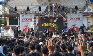 NdarBoy Genk Semarakkan PKKMB UMBY 2024  