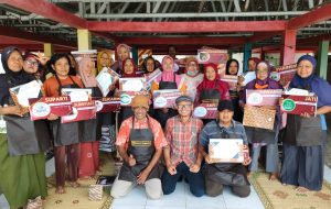 Tim Dosen UMBY Luncurkan Logo untuk Pedagang Pasar Srigading