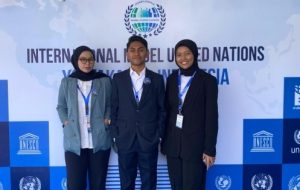Dosen dan Mahasiswa UMBY Ini Ikuti International Model United Nations 2025