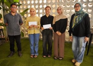 Agroteknologi UMBY Beri Penghargaan Best Attitude ke Wisudawan