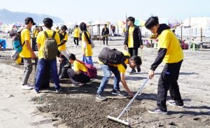 Civitas Fakultas Agroindustri UMBY Bersih Pantai Parangtritis  