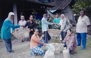 Tim Dosen Peternakan UMBY Tingkatkan Produktivitas Ayam Kampung di Podosoko