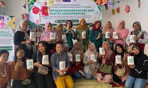 Dosen Psikologi UMBY Dampingi Warga Triharjo Olah Sampah