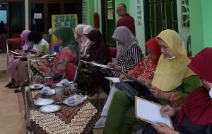 Dosen Psikologi UMBY Ajak Lansia Temukan Bahagia Lewat Art Therapy  
