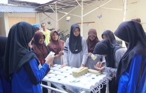 Tim PkM UMBY Latih Siswa MA Madania Budidaya Hidroponik