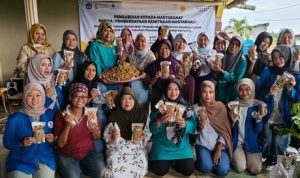 PkM UMBY Latih Ibu-Ibu PKK Pasekan Lor Buat Kerupuk dan Stik Lele