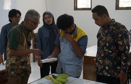 Tim PkM Agroteknologi UMBY Bekali Siswa SMK Teknologi Pertanian Modern