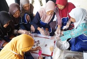 Dosen UMBY dan UiTM Malaysia Latih PKK Gunungkidul Olah Ubi Ungu